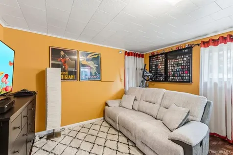 282 W 22nd Street Deer Park NY 11729