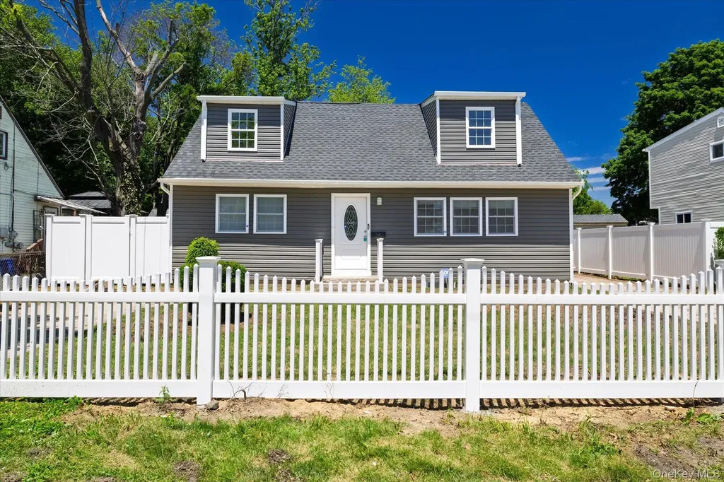 27 New Avenue Wyandanch NY 11798