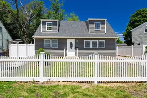 27 New Avenue Wyandanch NY 11798