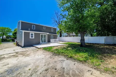 27 New Avenue Wyandanch NY 11798