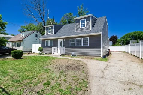 27 New Avenue Wyandanch NY 11798