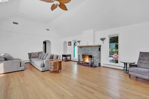 6 Last Lane Hampton Bays NY 11946