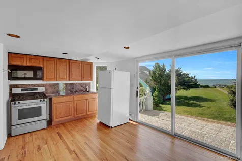 6 Last Lane Hampton Bays NY 11946