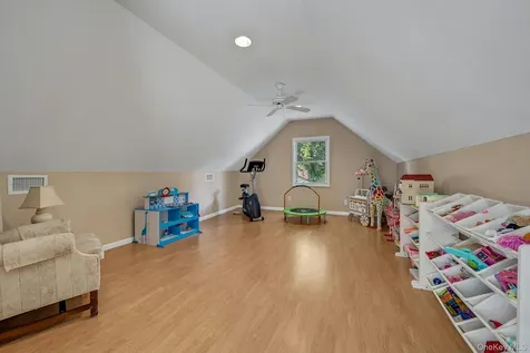 144 Thornbury Road E Scarsdale NY 10583