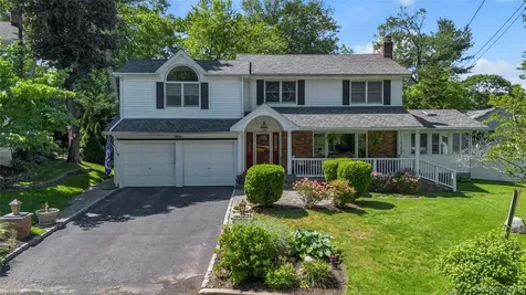 21 Martha Court Centerport NY 11721