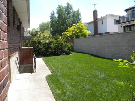 2810 210th Place Bayside NY 11360