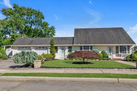 2484 Lindy Road Westbury NY 11590