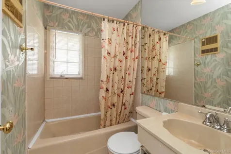2484 Lindy Road Westbury NY 11590
