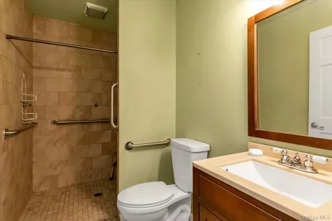 2484 Lindy Road Westbury NY 11590