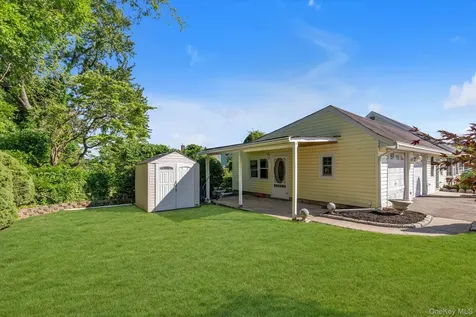 2484 Lindy Road Westbury NY 11590