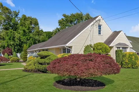 2484 Lindy Road Westbury NY 11590