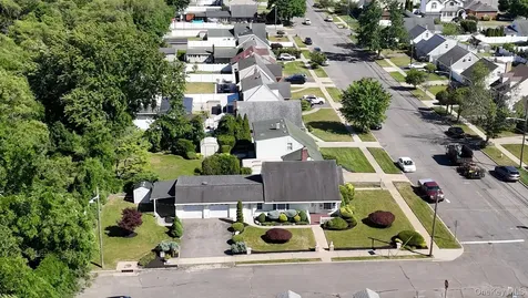 2484 Lindy Road Westbury NY 11590