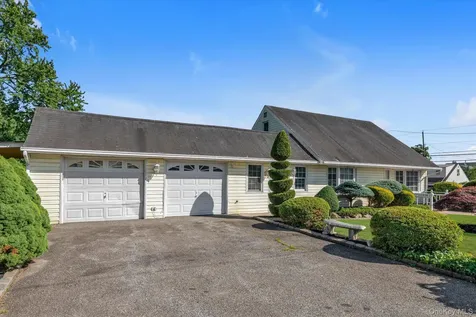 2484 Lindy Road Westbury NY 11590