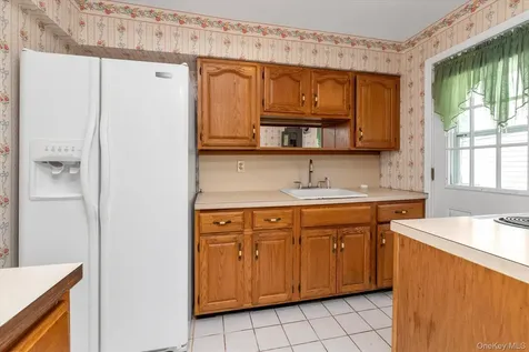 2484 Lindy Road Westbury NY 11590
