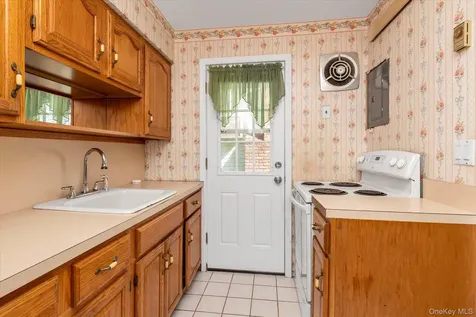 2484 Lindy Road Westbury NY 11590