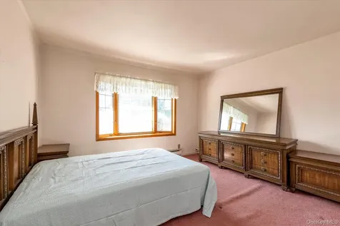 2484 Lindy Road Westbury NY 11590
