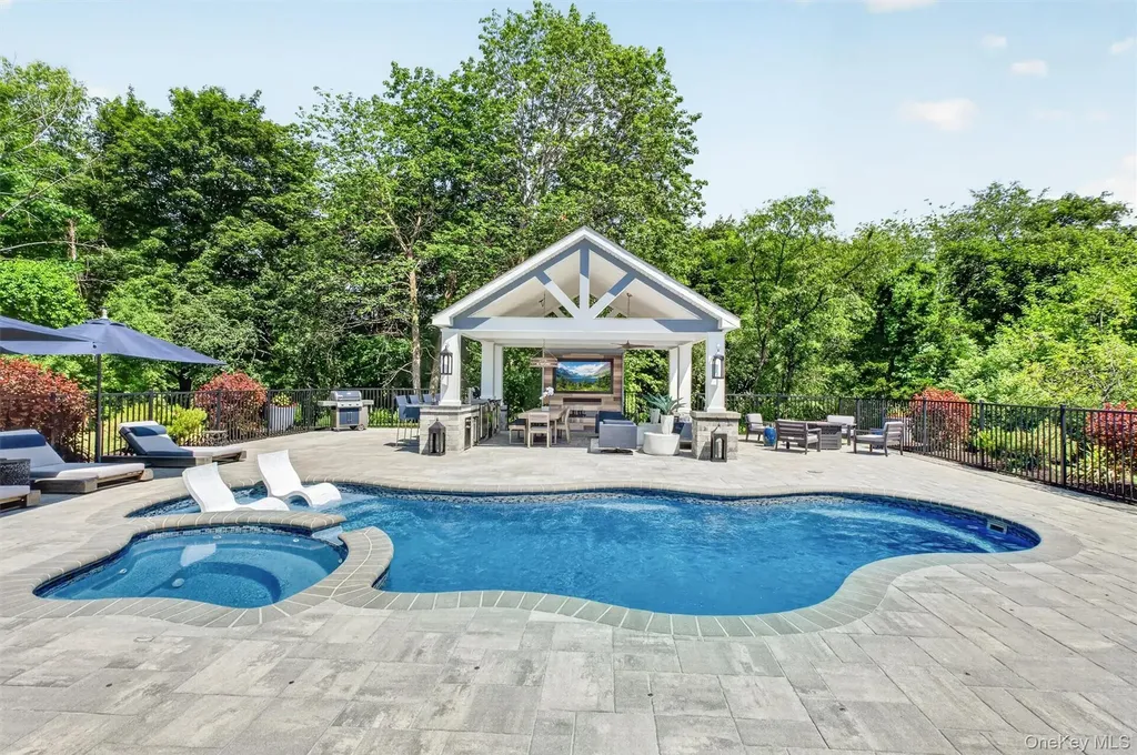 10 Sandlewood Circle Hopewell Junction NY 12533
