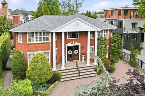 4 Point Crescent Whitestone NY 11357