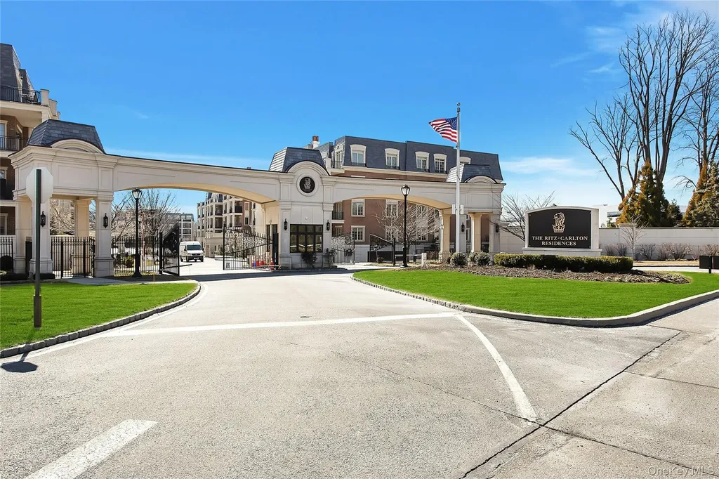 1000 Royal Court North Hills NY 11030