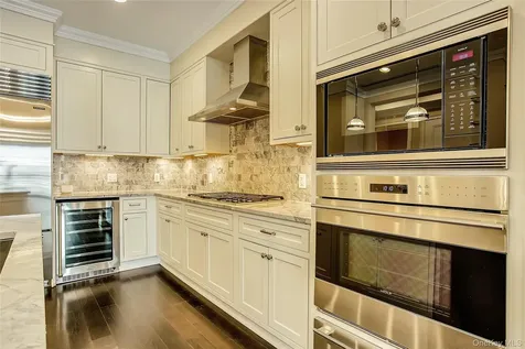 1000 Royal Court North Hills NY 11030