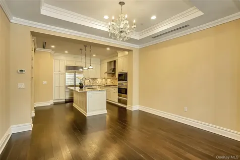 1000 Royal Court North Hills NY 11030