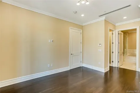 1000 Royal Court North Hills NY 11030