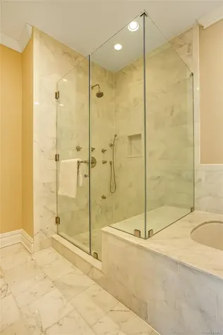 1000 Royal Court North Hills NY 11030
