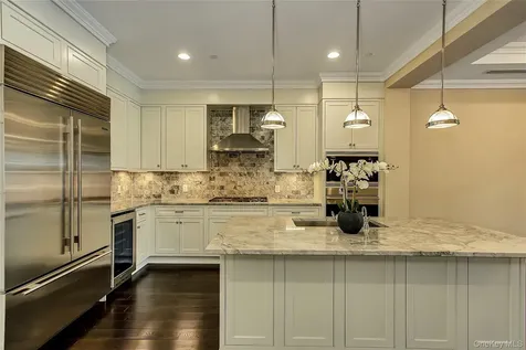 1000 Royal Court North Hills NY 11030