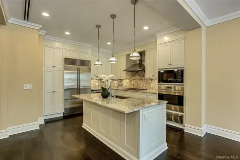 1000 Royal Court North Hills NY 11030