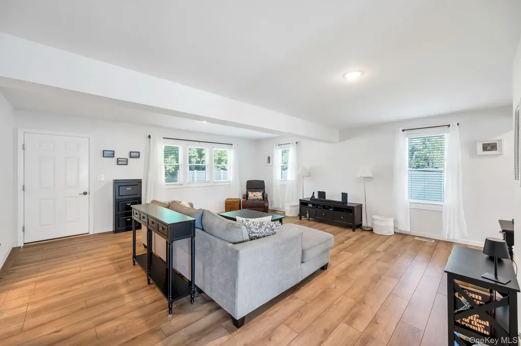 5 Hawkins Avenue Smithtown NY 11787