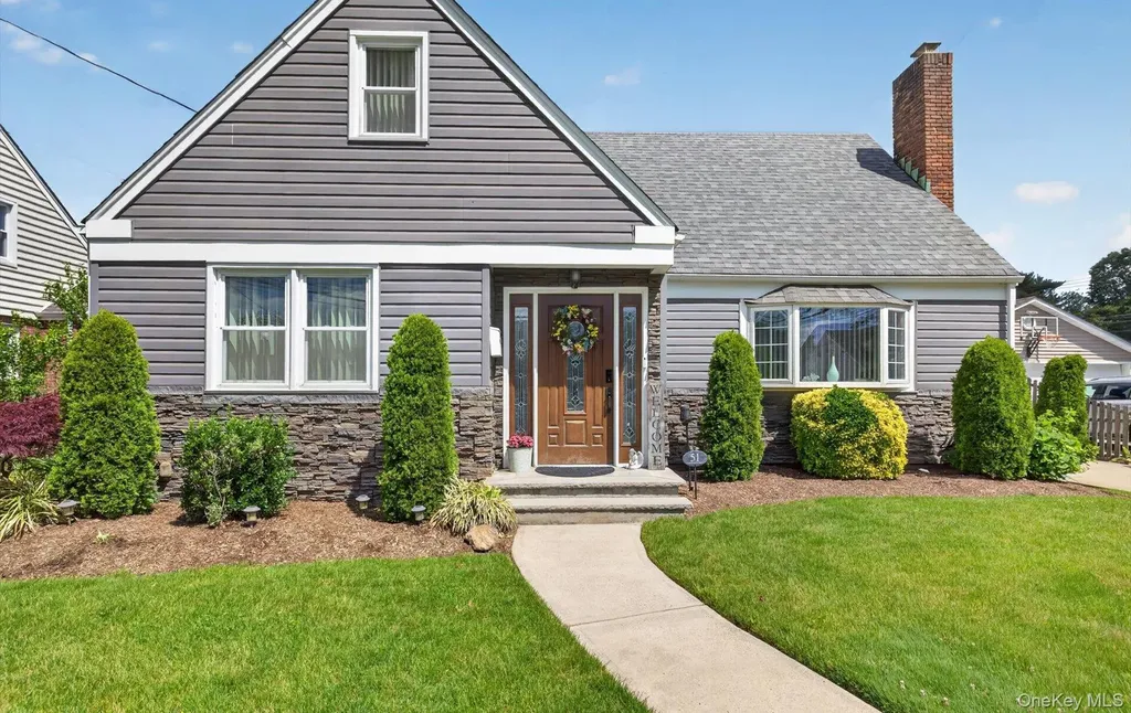 51 Chestnut Street Westbury NY 11590