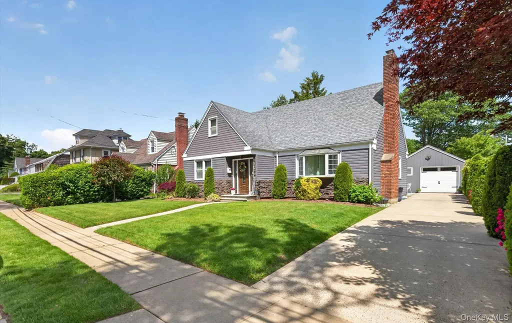 51 Chestnut Street Westbury NY 11590