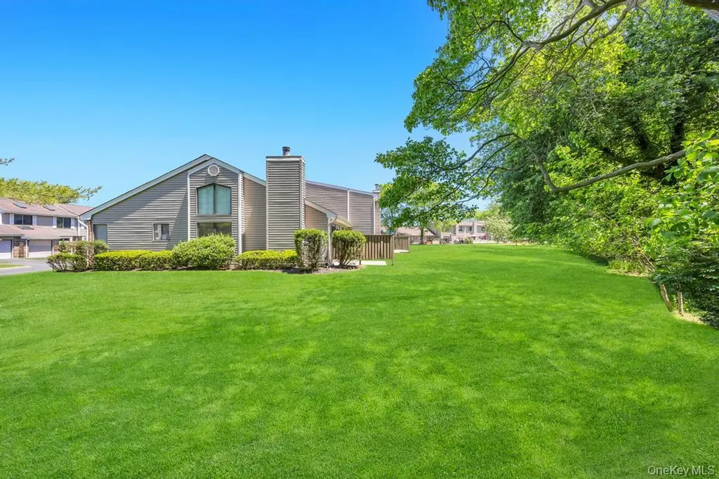 73 S Pond Lane Smithtown NY 11787
