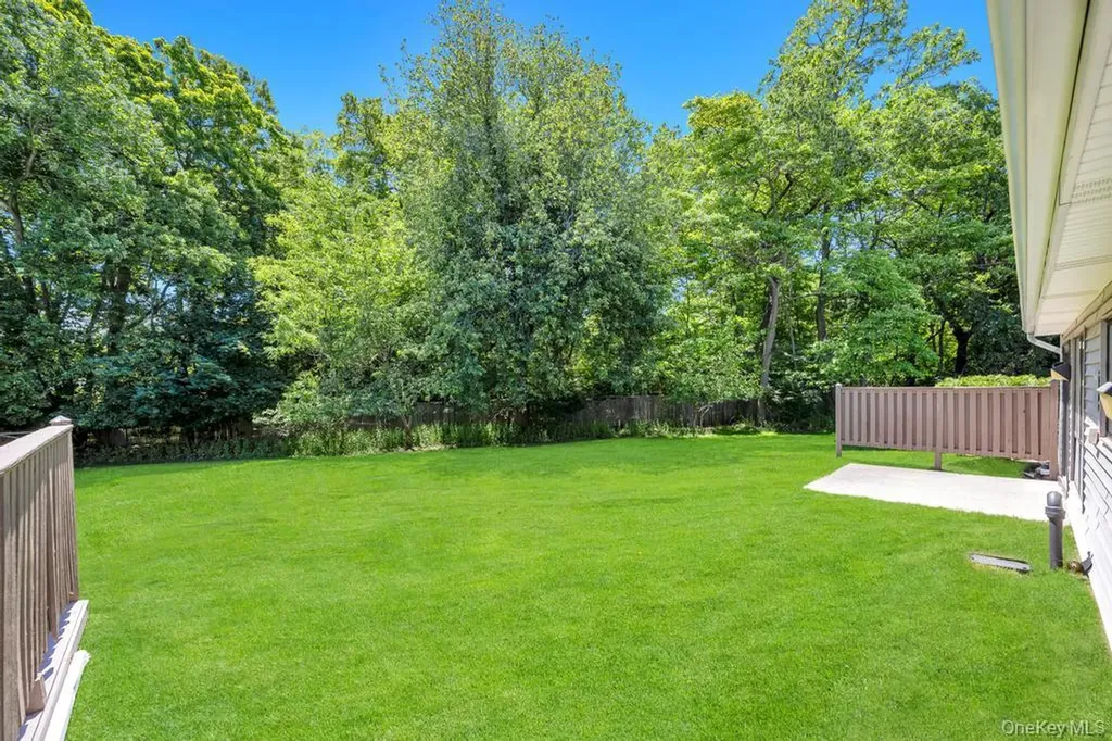 73 S Pond Lane Smithtown NY 11787