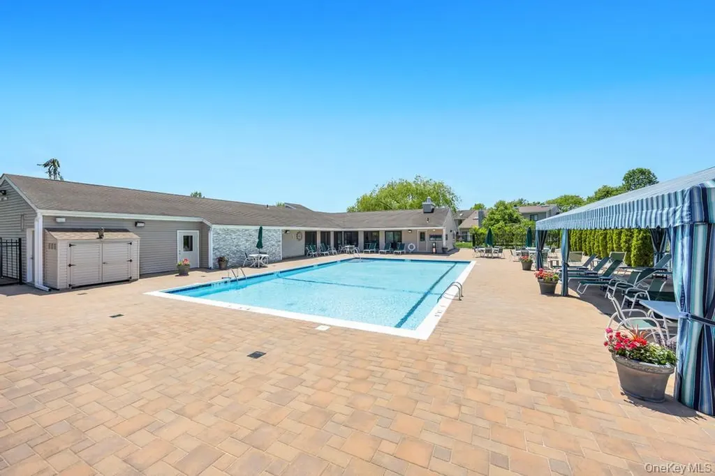 73 S Pond Lane Smithtown NY 11787