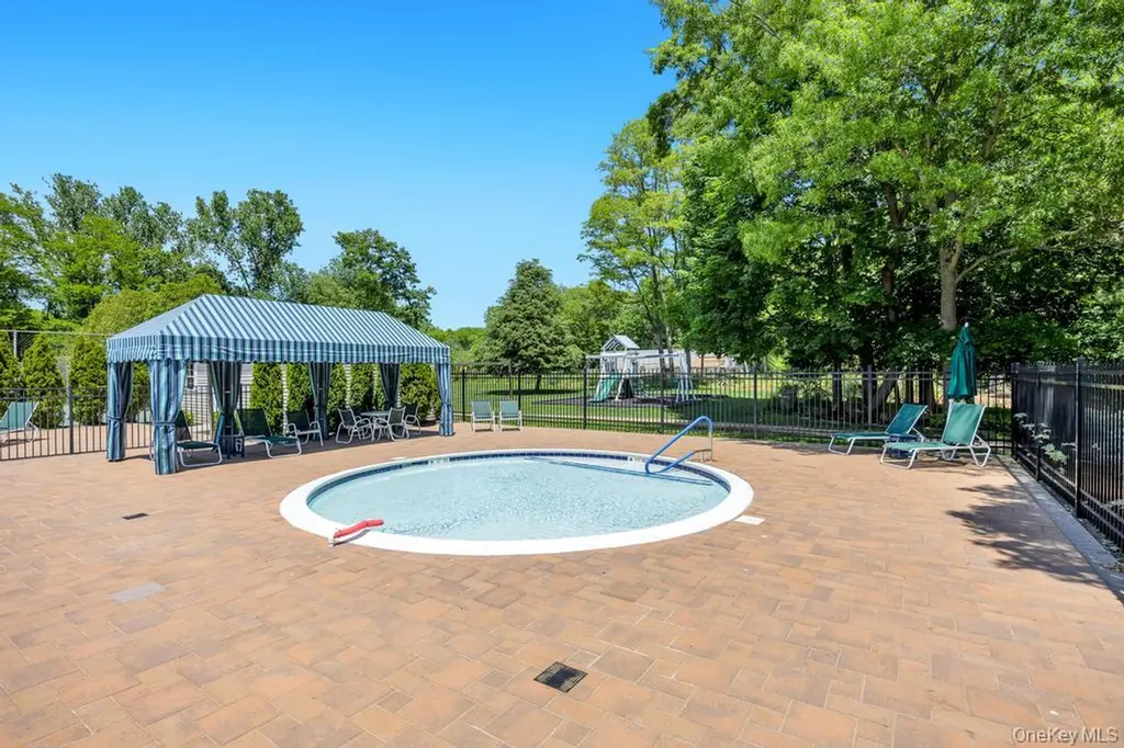 73 S Pond Lane Smithtown NY 11787