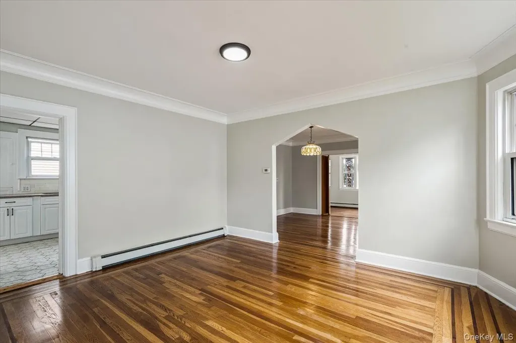 205 Roslyn Road Mineola NY 11501