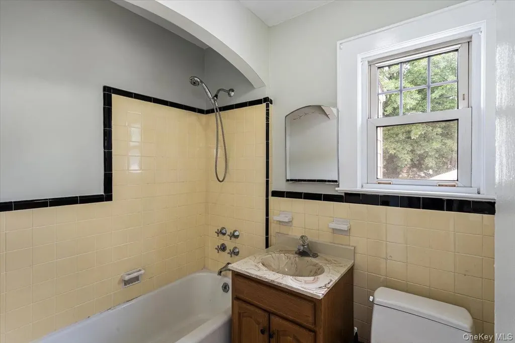 205 Roslyn Road Mineola NY 11501