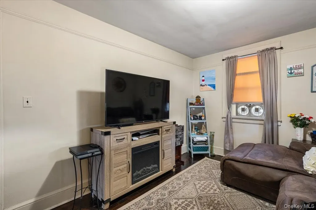 205 Roslyn Road Mineola NY 11501