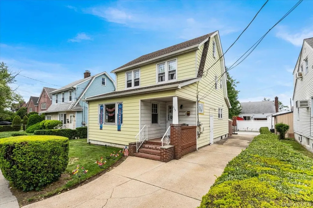205 Roslyn Road Mineola NY 11501
