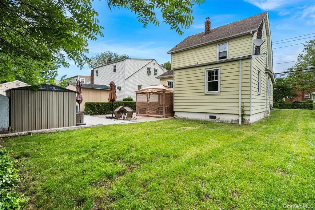 205 Roslyn Road Mineola NY 11501