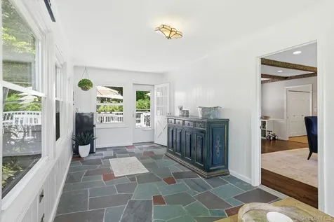 16 Old Farm Lane Hartsdale NY 10530