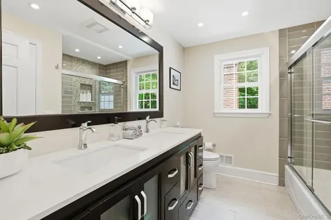 16 Old Farm Lane Hartsdale NY 10530