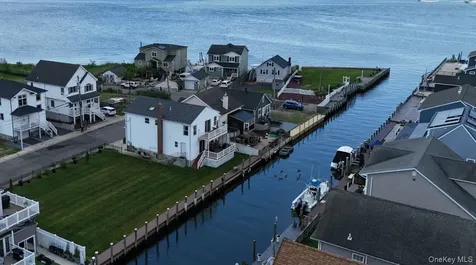 913 Arctic Street Lindenhurst NY 11757
