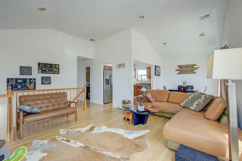 913 Arctic Street Lindenhurst NY 11757