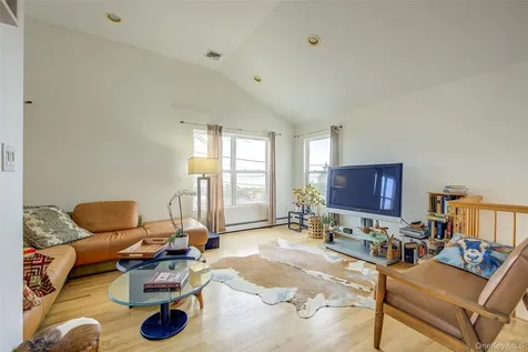 913 Arctic Street Lindenhurst NY 11757