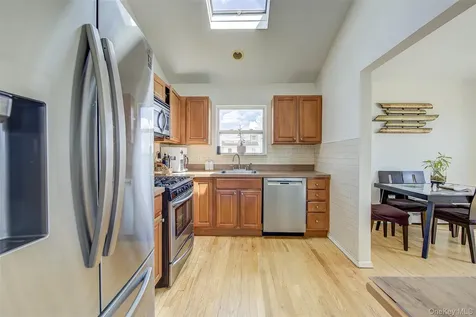 913 Arctic Street Lindenhurst NY 11757