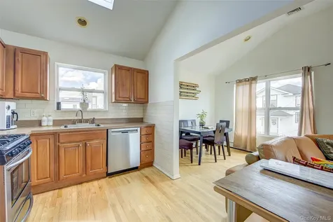 913 Arctic Street Lindenhurst NY 11757