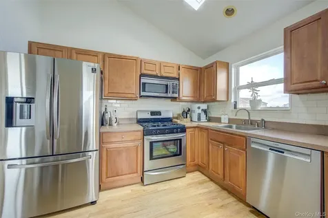 913 Arctic Street Lindenhurst NY 11757