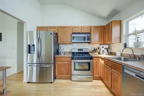 913 Arctic Street Lindenhurst NY 11757